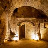 �Si tratta di un portale in pietra in stile catalano-durazzesco, datato al XV-XVI secolo 